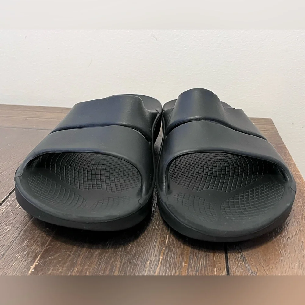 OOFOS Sandals Slides Mens size 10 Women’s size 12